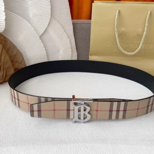 Burberry Bälte  - Snygga Burberry bältes inne. Helt fräscha snygga och oanvända. Kommer med i paket o allt. Inga skador elr nåt på de. Storlekar: 90Cm,95Cm,100cm,105cm,110cm,115cm,120cm