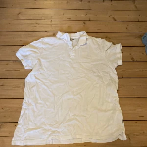 Vit piké - Bra skick! - Vit piké i gott skick säljes billigt!! Vid funderingar eller fler bilder så är det bara att kontakta mig!   Kolla även in min sida. Säljer kläder sjukt billigt och då har du chansen att köpa bundles🤩  Med vänlig hälsning, 👋 