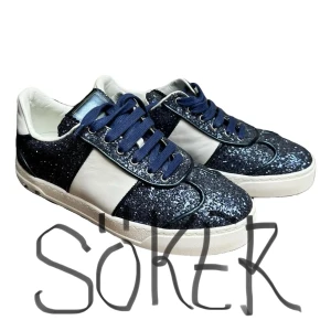 Valentino Flycrews  - Hej, Jag söker mörkblå glittriga valentino flycrews i storlek 38. I mycket bra skick/bra skick. Ska kosta helst inom 1500-3000kr. 