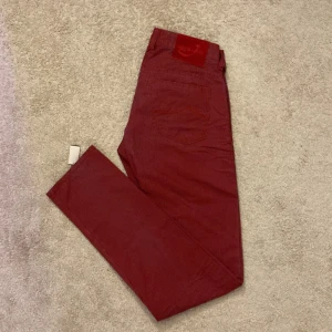Jacob Cohën Jeans - Snygga röda byxor från Jacob Cohën i en slim passform. Använt 1 gång. Storlek, 31W 35L. 