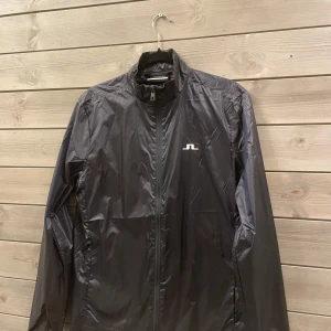 Lindeberg vindjacka - Sjukt kattig J.lindeberg vindjacka perfekt för våren och sommarn