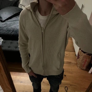 Indicode cardigan - Riktigt fet Indicode cardigan i jättebra skick. Den är slutsåld överallt. Perfekt nu till våren! L men funkar som M också.