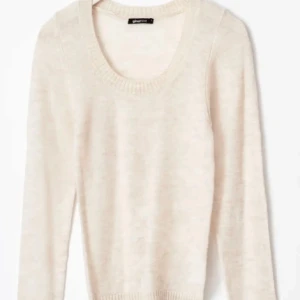 Stickad gina tröja  - Säljer denna beiga slutsålda tröja i s!!