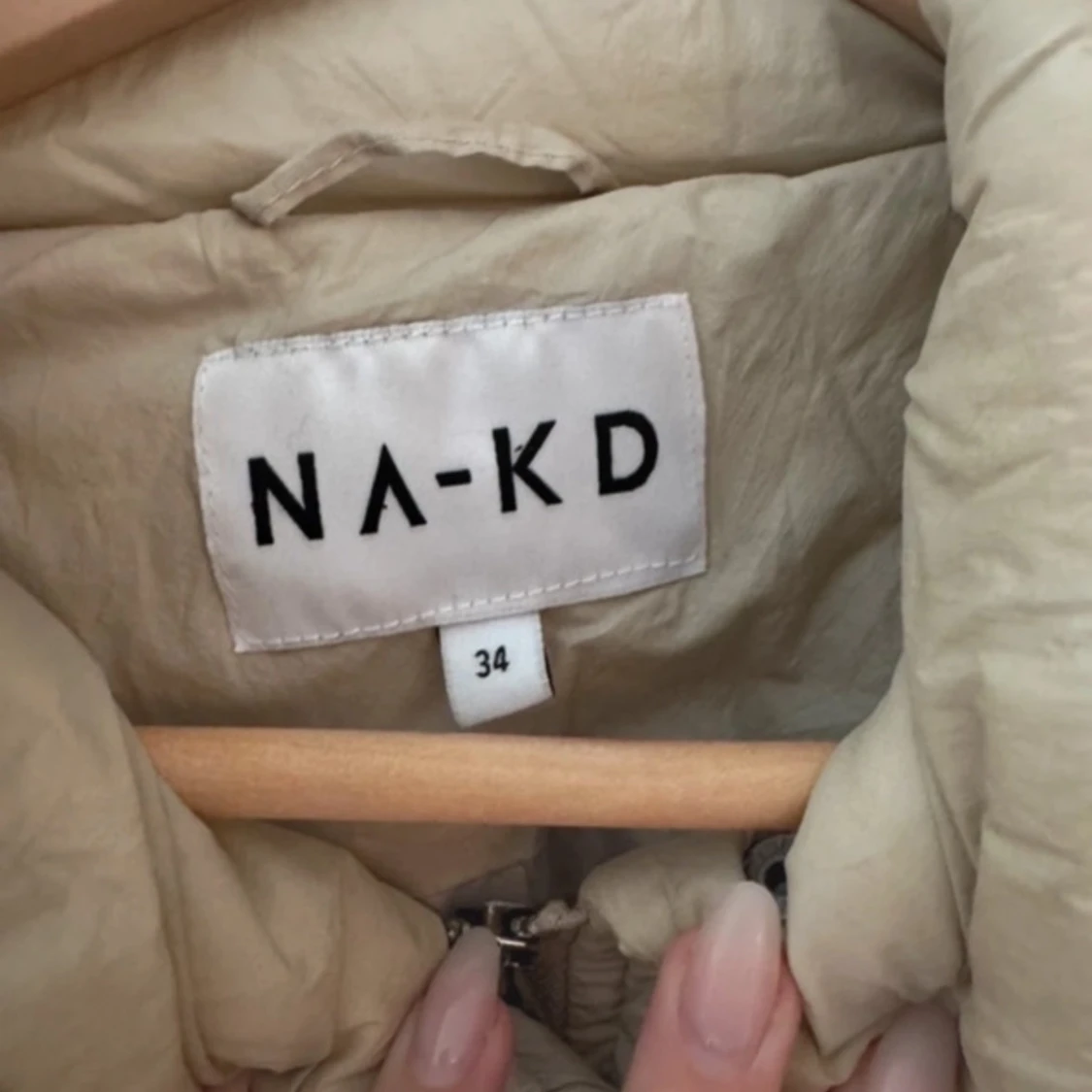 Beige dunjacka från NA-KD - 2