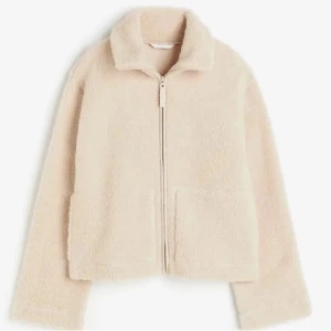 H&M teddyjacka - säljer den här populära teddyjackan från h&m i storlek M men passar S också, nästan helt oanvänd och finns inga tecken på att den är använd