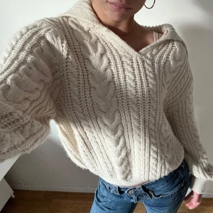 Beige stickad tröja - Mysig beige stickad tröja från Gina Young, storlek 158/164 men passar xs. Tröjan har en v-ringad hals och långa ärmar.