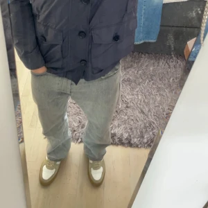 Grå jeans från Hope - Snygga grå jeans från Hope med en klassisk straight passform. De har en midwaist design och är tillverkade i slitstarkt denim. Perfekta för en avslappnad stil med fransiga detaljer vid bensluten.