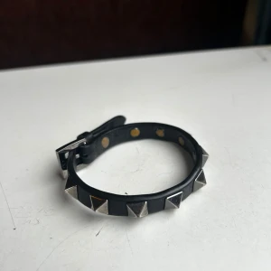 Svart nit armband valentino - Säljer detta valentino armbandet vilket är lika dan som min andra annons men denna har defekter säljer då för billigare, även denna är i unisex storlek. Förutom defekterna är armbandet i bra skick, skriv för mer bilder. Pris kan diskuteras.