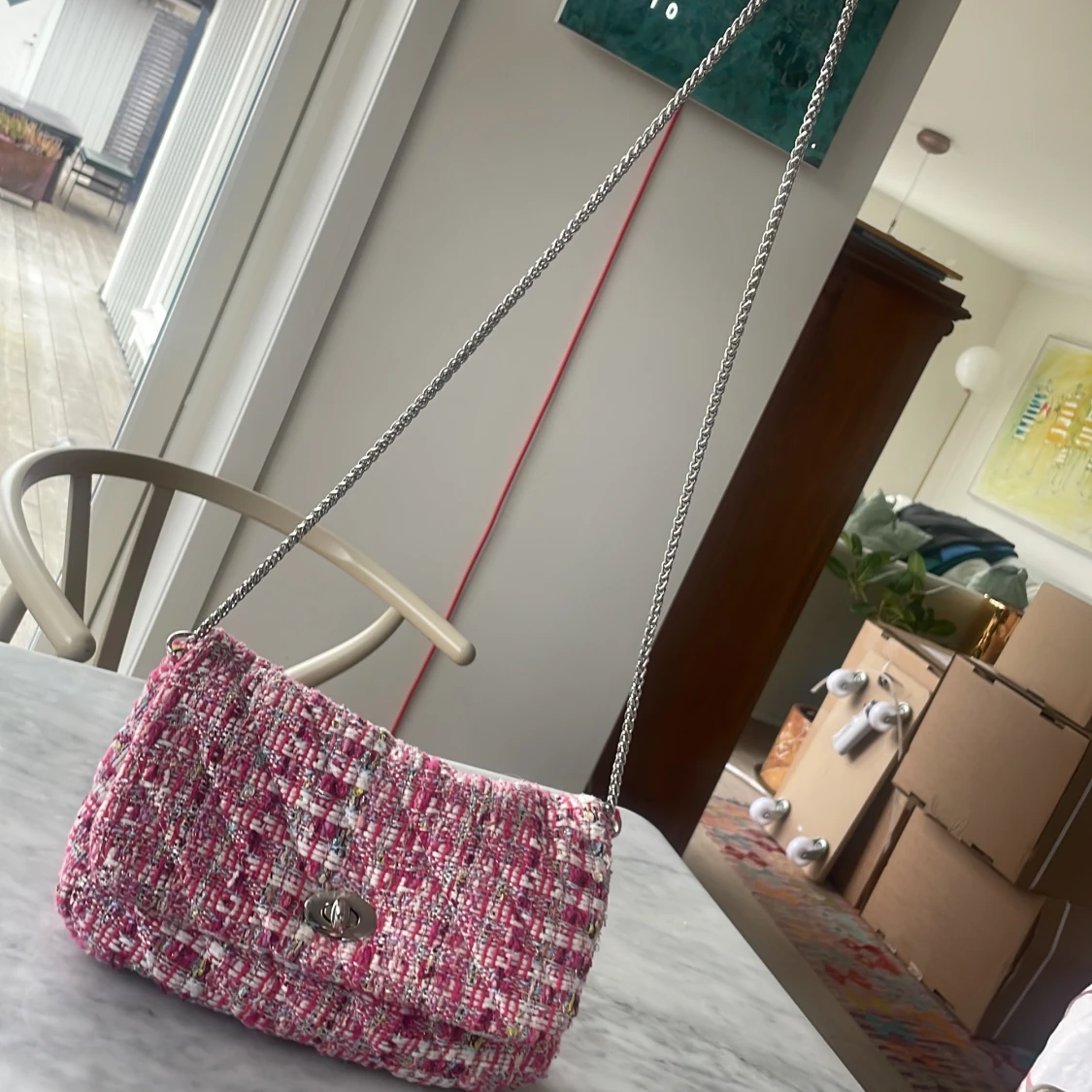 Rosa rutig axelväska med kedja - 1