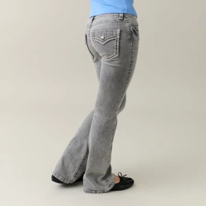 Lågmidjade bootcut jeans - Lågmidjade bootcut jeans med coola fickor. Storlek 164 och passar mig som vanligtvis har xs/s. Innerbenslängden: ca 81cm. Knappt använda. Nypris 399kr. Rabatt vid köp av flera varor!    