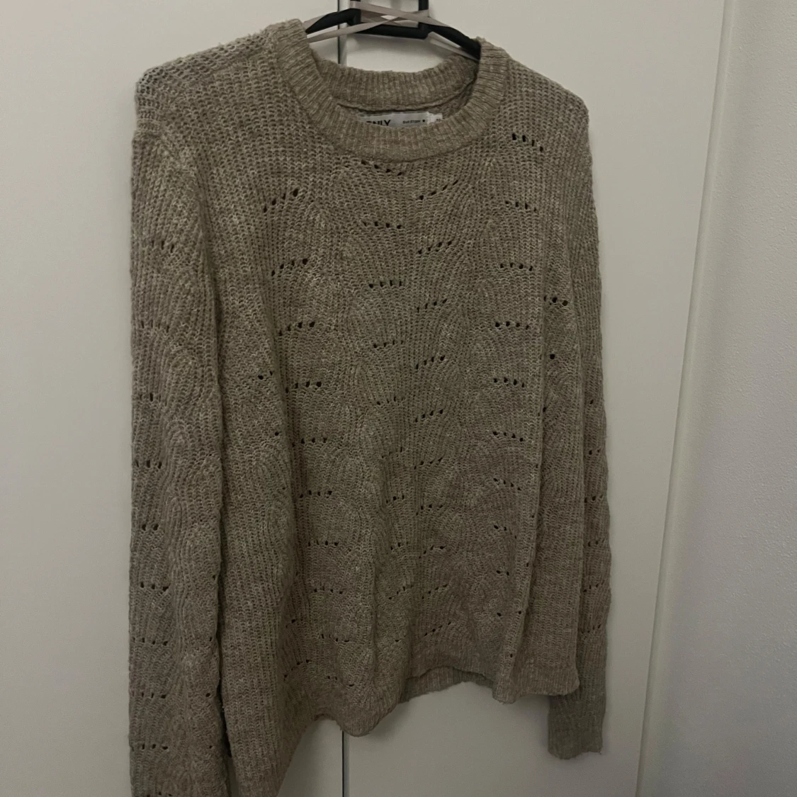 Beige stickad tröja