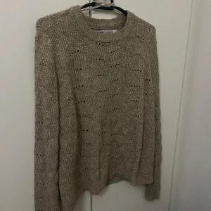 Beige stickad tröja - Mysig beige stickad tröja från ONLY🧸Använd ett fåtal gånger!! (Ej sticksig😍)