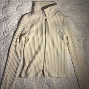 Kofta - Ribbad kofta med dragkedja 