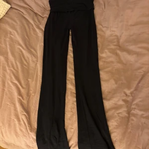 Svarta Yoga Pants från gina young  - Säljer dessa trendiga svarta yoga pants från gina young med viknedbar midja😇 De är i storlek 146-152 och är i bra skick. Skriv för fler bilder eller annat.