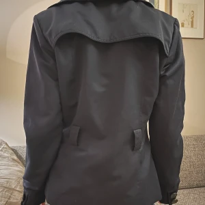 Blå blazer/ trenchcoat från Vero Moda Jeans - Snygg blå blazer/ trenchcoat från Vero Moda Jeans med knappar framtill💞