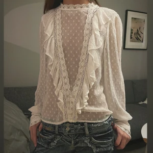 Dö snygg vit blus från Zara - Jätte fin blus från Zara, såå fin till sommaren💞