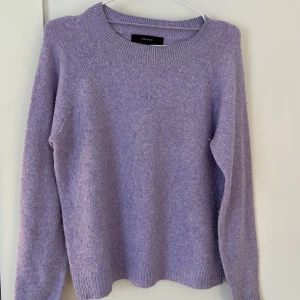 Lila tröja från Vero Moda - Stickad tröja från vero moda, lite nopprig och lite trådar som sticker ut, men inget som förstör helhetsintrycket💕