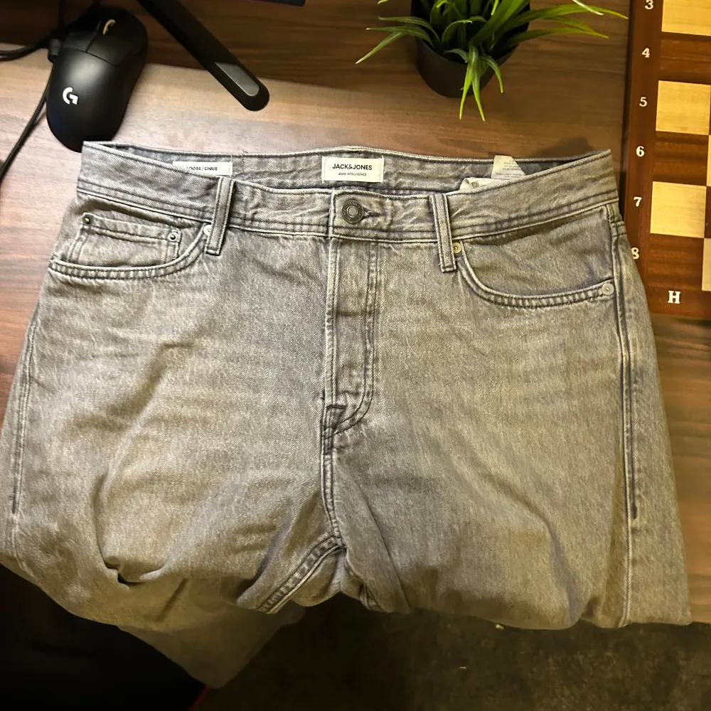 tjena! Säljer nu dessa snygga gråa jeans från Jack & Jones. De har en rak passform och är tillverkade i ett slitstarkt denimtyg. Perfekta för en avslappnad stil. Pris går att diskutera vid snabb affär!. Farkut & Housut.