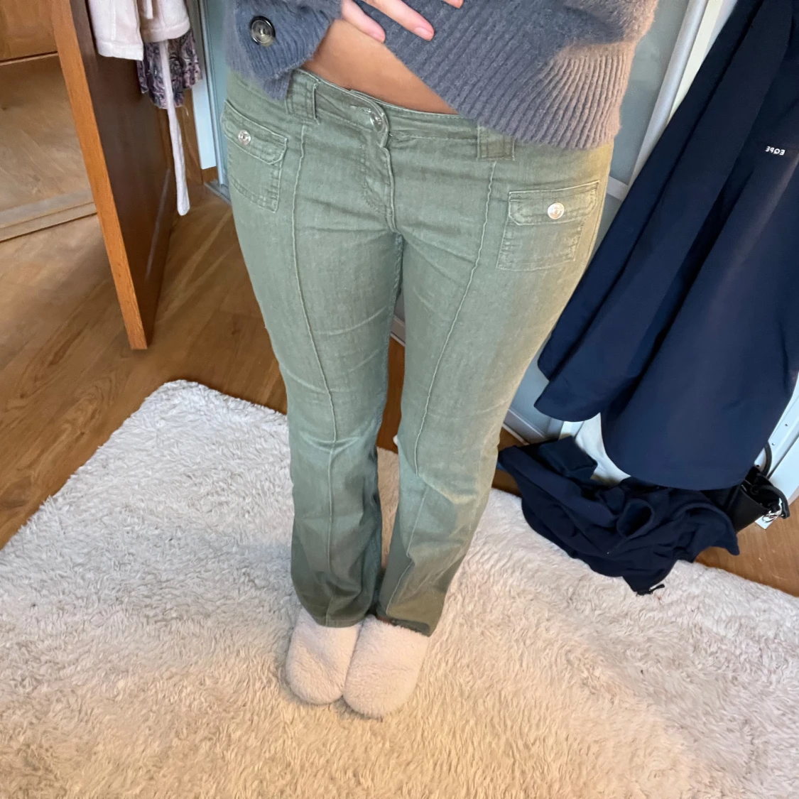 Gröna byxor med knappar - 1