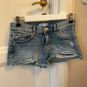 Jeansshorts💗💗 - Säljer de här snygga jeansshortsen från Gina trixig i stl 32💓💓