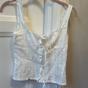 Vit korsettopp💓 - Säljer den här super snygga vita korsettliknande pga den är för liten. Såå fin till sommaren💓💓