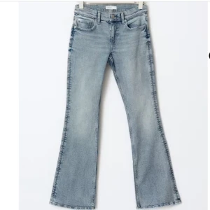 Ljusblå bootcut jeans från Gina tricot - Snygga ljusblå bootcut jeans från Gina tricot. De har en klassisk femficksdesign och en bekväm passform. Perfekta för en avslappnad stil. Endast testade, köpta för 500. Storlek 38💕💕