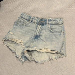 Ljusblå jeansshorts från Zara - Säljer dessa med i samband med att de inte heller kommit till nån användning över huvudtaget 🤷🏼‍♀️🤷🏼‍♀️💕 lågt pris för att jag vill bli av med de fort! High waist, köpta i Spanien 🇪🇸 