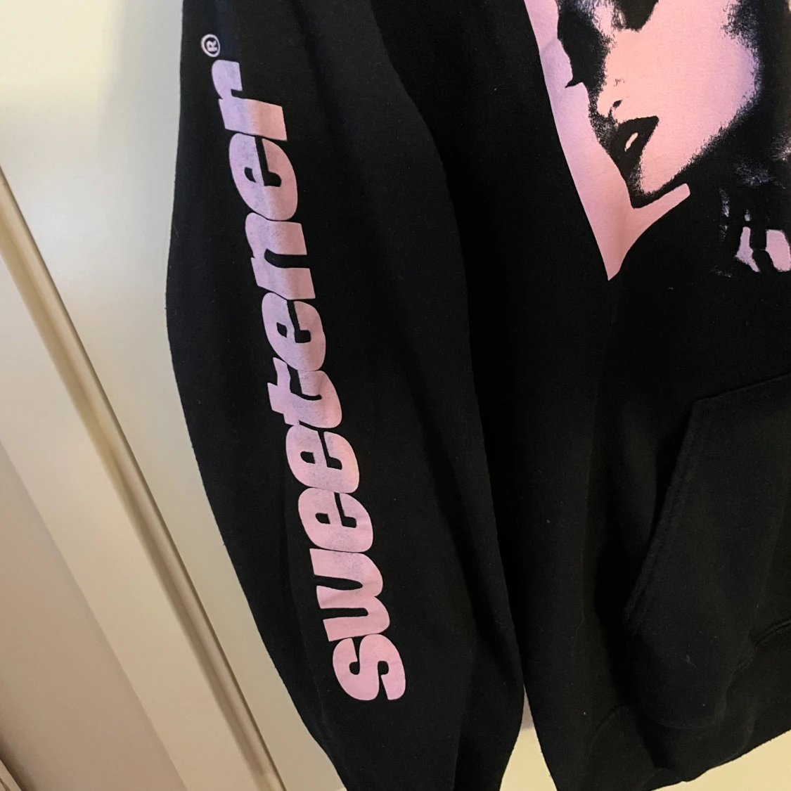 Svart Ariana Grande hoodie  - 2