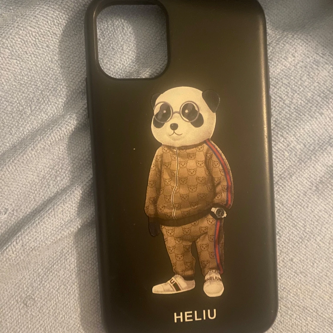 Svart mobilskal med panda från HELIU