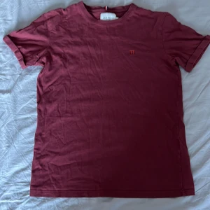 Les deux T-shirt  - Säljer en snygg les deux tröja med en fin rödvin färg 🌟 tröjan är i storlek S och i perfekt skick