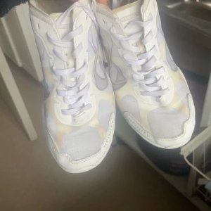 Vita cheerleading skor från Nfinity - Snygga vita sneakers från Nfinity. Mycket bra sick endast andvända en sesong. Säljer pga slutat❤️pris kan diskuteras
