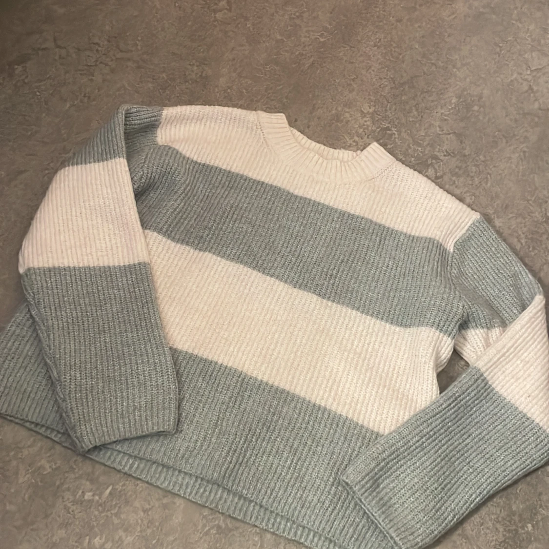 Randig stickad tröja