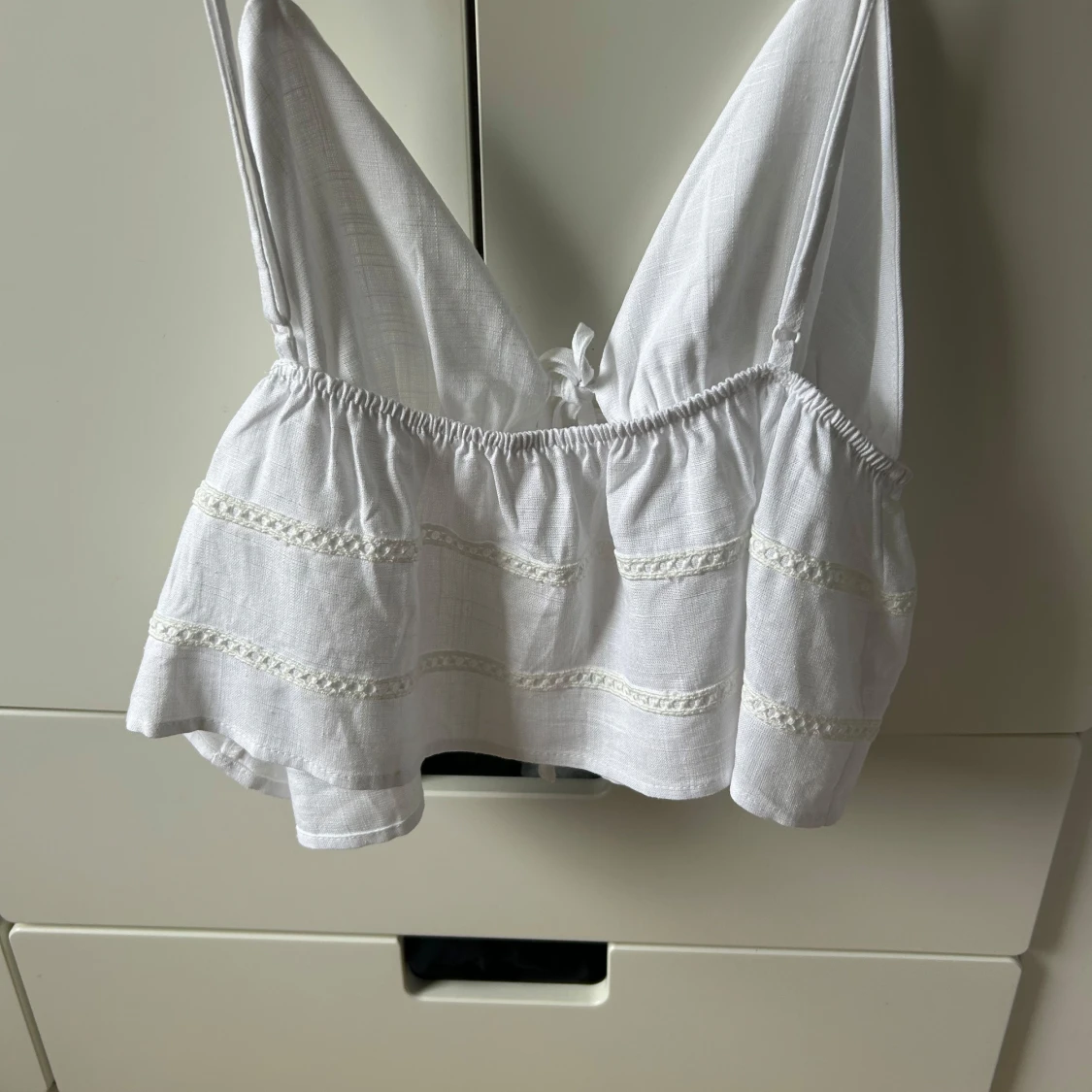 Vit linne topp med spetsdetaljer - 1