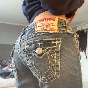 Skit snygga true religion jeans!!! - Säljer dessa skit snygga true religion jeans😻😻De är bootcut och lågmidjade, inga defekter. Storlek 29💕 Säljer då de inte passar mig. Hör gärna av dig vid frågor eller liknande💞💞(pris kan diskuteras)
