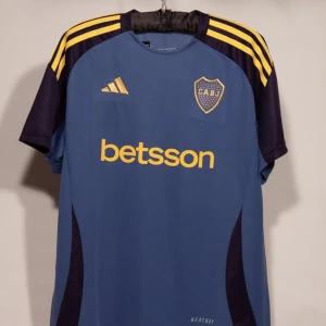 Boca Junior 2024 - Det här är Boca Juniors träningströja från 2024. Helt ny ny i bra skick!!                                                  Storlek M.                                                                  Hör av dig om du har minsta fråga