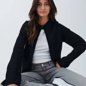 Ginatricot-One button knit cardigan - Snygg svart kofta från Ginatricot med rund hals och långa ärmar. Perfekt för lager-på-lager och enkel att matcha med olika outfits. Koftan har en stilren design utan knappar för en modern look. Har använt den bara 2 gånger!