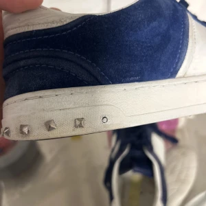 Söker extra nitar till valentino flycrew - Söker extra nitar 