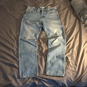 Jack & Jones jeans  - Ljusblå jeans från Jack & Jones. Stl 28/30 och passform RELAXED/CHRIS. Använda fåtal gånger. Kan diskutera pris. (Butikspris är 600kr)