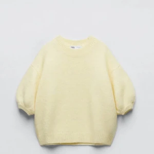 Stickad T-shirt - Superfin stickad T-shirt med lite längre ärmar. Väldigt bra skick då den använts ett fåtal gånger. Säljer pågrund av att jag tycker att den är lite kort på mig (168cm) 💗