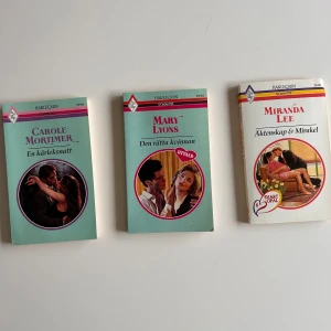 Tre romantiska böcker från Harlequin - Säljer tre romantiska pocketböcker från Harlequin. Titlarna är 'En kärleksnatt' av Carole Mortimer, 'Den rätta kvinnan' av Mary Lyons och 'Äktenskap & Mirakel' av Miranda Lee. Perfekt för dig som älskar romantik och drama.