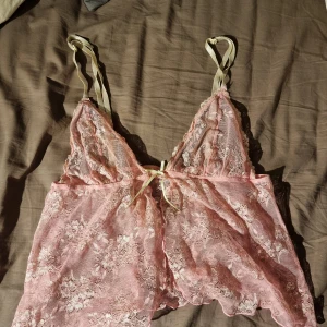 Sov spetstopp 🫶 - En tunn, lätt topp som kan användas över ett linne eller när man ska sova! 👌 Har enstaka, nästan helt omärkbara hål på baksidan men det är inget som syns 🥰 Passar som small eller xs! 😁✨️