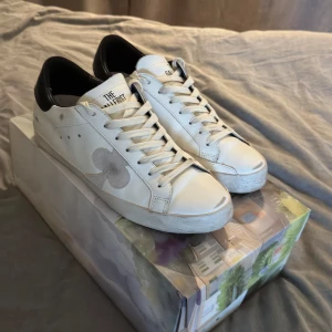 The Gallerist skor - Säljer nu mina riktigt feta The Gallerist skor i storlek 41-42. Skorna är i nyskick då jag har bara använt dem ungefär 3 gånger. Boxen följer med. Bara skriv ifall du har frågor!