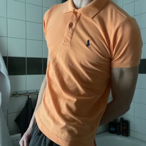 Ralph Lauren Piké - Riktigt fräsch Ralph Lauren Piké till sommarn, perfekt till Linnebyxorna. Köpt för ca 2 årsen. Modellen är 186Cm lång och väger 70kg