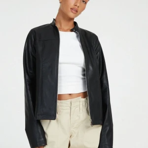 Svart skinnjacka - Snygg svart skinnjacka med dragkedja framtill. Jackan har en stilren design med långa ärmar och en rak passform. Från Motelrocks. Nypris ligger på 900kr, priset är diskuterbart