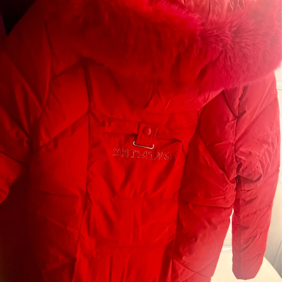 Röd dunjacka med pälskrage - 1