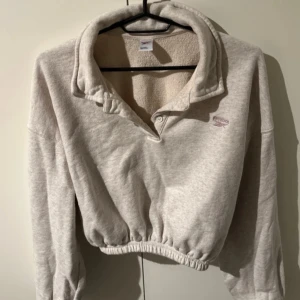 Reebok Classic cropped sweatshirt - Använd 1-2 gånger Storlek L Långa ärmar med nedhasade axlar och croppad vid midjan med krage Fin och mysig men kommer inte till användning
