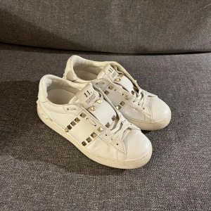 Valtino Rockstuds - Säljer ett par sköna Valentinos i bra skick. Size 35, endast skorna.