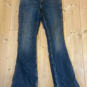 Blå flare jeans från Pepe Jeans - Snygga blå flare jeans från Pepe Jeans. Lite slitna längst ned men inget man tänker på, jag tycker nästan det är lite snyggt. Köpta i deras butik i London för ca 1300kr. Storleken är W28 L32