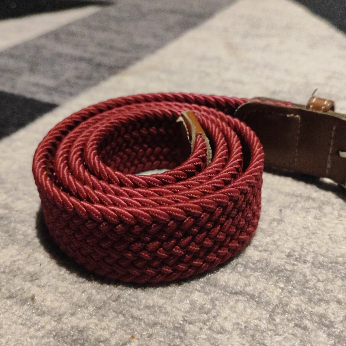 Rött flätat bälte med silverfärgat spänne - 1