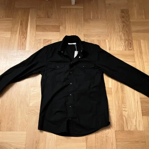 Svart skjorta - Snygg Svart skjorta från Dressman, aldrig använd i super skick 10/10 kvalite. 